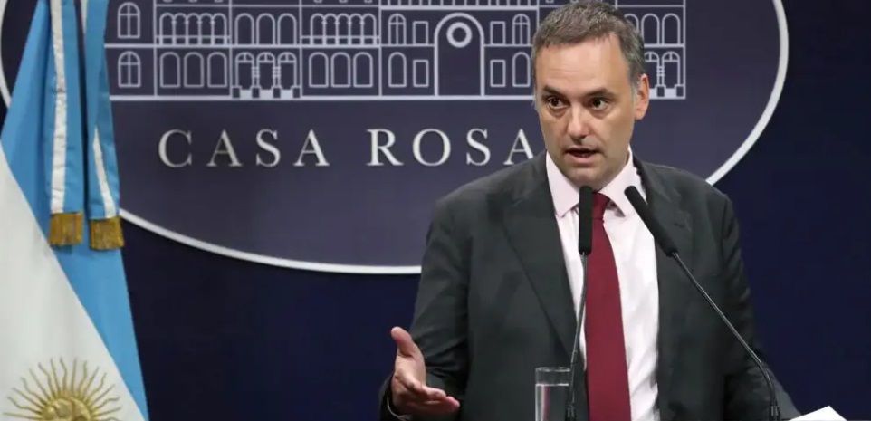 Motosierra para otros. El hermano de Manuel Adorni cobrará $4 millones