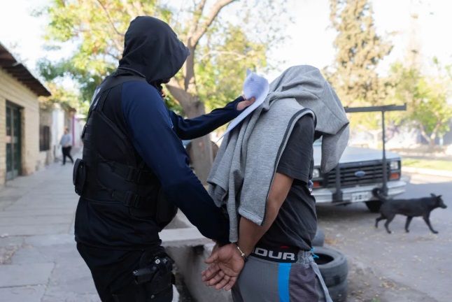 Aberrante, abusó y dejó embarazada a una compañerita de su hija