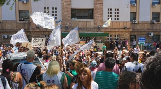 Preocupación y protesta de docentes por la reestructuración en los Centros de Educación Básica