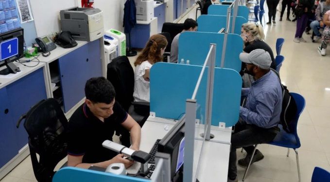 Empleados estatales deberán rendir examen para renovar sus contratos