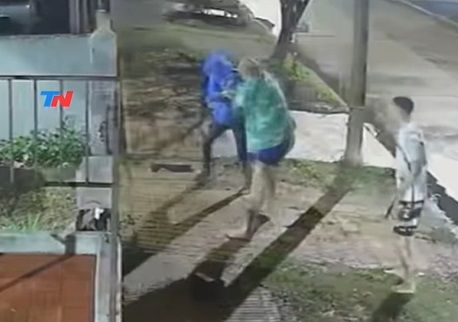 VIDEO Lo agarraron robando y, en calzoncillos, le dieron una paliza
