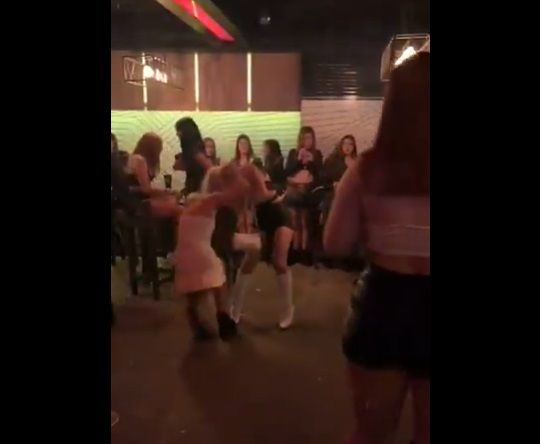 VIDEO Día del amigo muy especial, las chicas terminaron a las piñas en el boliche