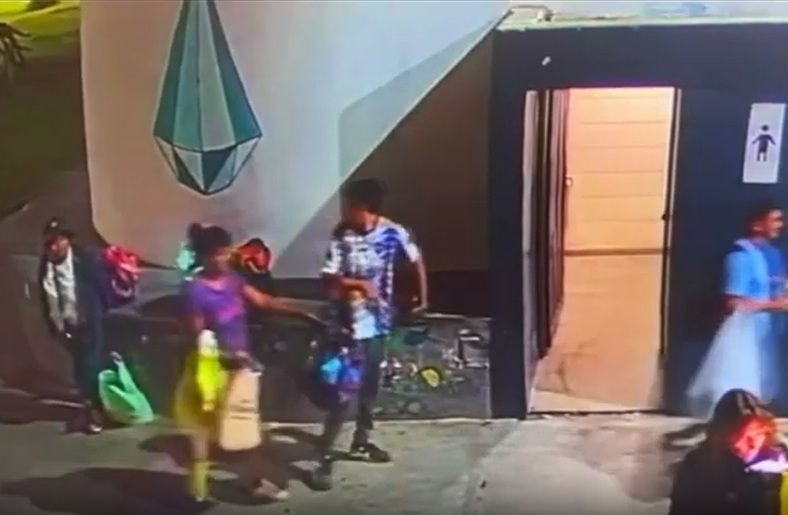 VIDEO Ésta es la pareja que se robó un inodoro de la terminal de San Carlos