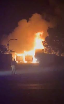 Voraz incendio en un depósito de colectivos de Pareditas