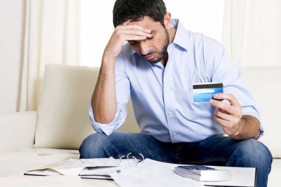 Tarjetas de crédito en rojo, pagar el mínimo no es una solución