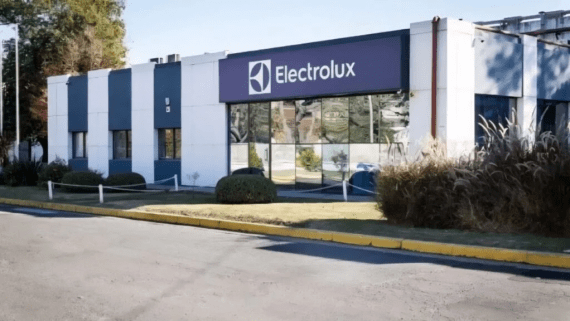 Cerró la fábrica de Electrolux, ahora importarán todos sus productos